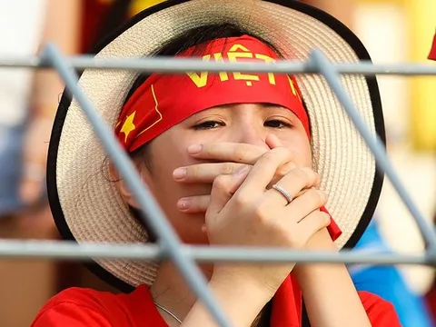 Fan nghẹn ngào rơi lệ, ngày U22 Việt Nam cúi đầu rời SEA Games