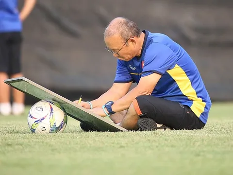 HLV Park Hang-seo đăm chiêu "ủ mưu" đánh bại Bahrain