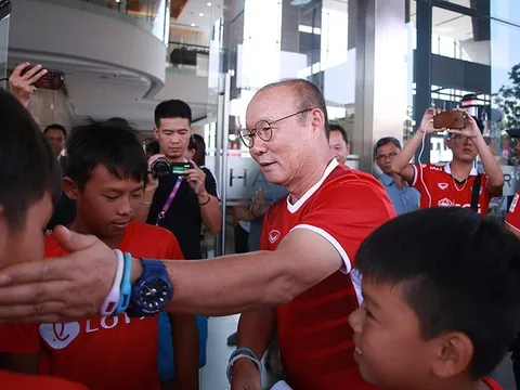 HLV Park Hang-seo ký tặng fan nhí, Tiến Dũng, Xuân Trường bị "quây"