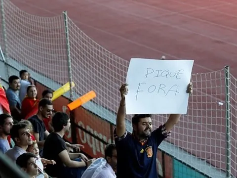 Ủng hộ Catalunya, Pique bị CĐV đòi tống cổ khi lên tuyển tập luyện