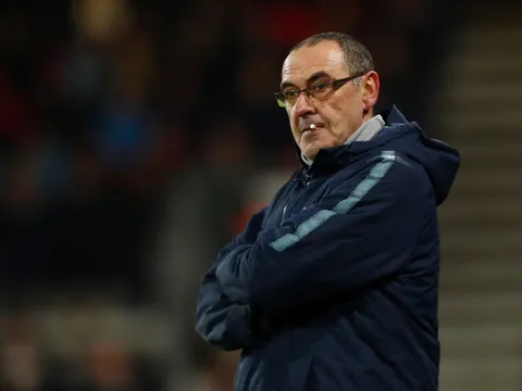 Sốc! Chelsea có biến, Sarri sắp bị "lật ghế"