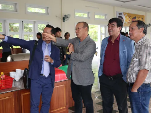 Bầu Đức "khoe" cơ ngơi Học viện HAGL với HLV Park Hang-seo