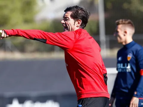 Valencia thăng hoa, HLV Marcelino vẫn 'quát tháo' học trò trên sân tập