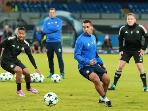 Van Bronckhorst cùng Feyenoord làm quen với mặt sân của Napoli