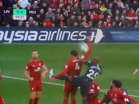 Van Dijk chơi 'bóng chuyền' trong vòng cấm; Mahrez đá bay ngôi đầu của Man City