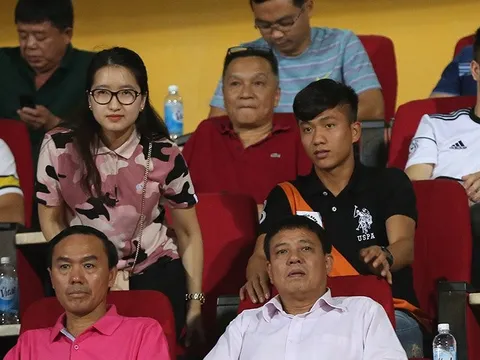 Phan Văn Đức ăn mặc sành điệu, buồn bã ngồi cạnh bạn gái tin đồn