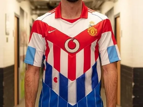 Van Nistelrooy khoe áo '7 đội' siêu chất