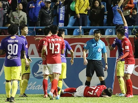 Văn Quyết nói gì sau tình huống đánh nguội với Xuân Tú?