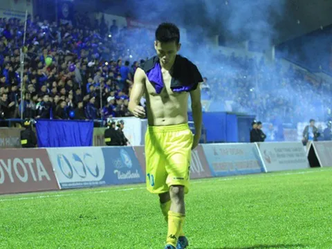 Văn Quyết bị loại khỏi QBV: Một giây bốc đồng, cả năm khô hạn...