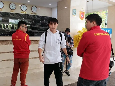 Tuyển Việt Nam hội quân: Văn Toàn siêu cute, một mình lên tuyển