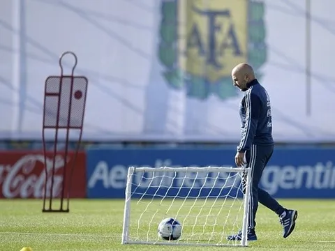 Vắng Aguero, Sampaoli đầy lo âu trong buổi tập của Argentina