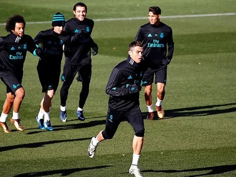 Vắng Bale, Ronaldo lầm lũi một mình trên sân tập Real