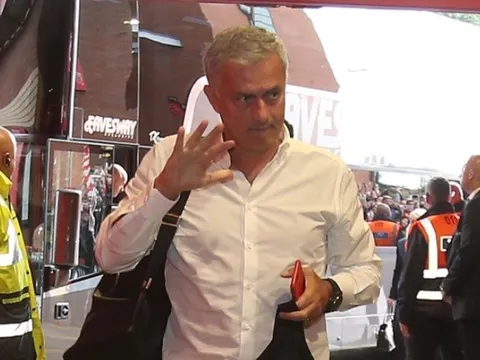 Vắng Pogba, Mourinho xuất hiện đầy căng thẳng ở Old Trafford