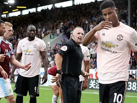 Vào sân chưa kịp mướt mồ hôi, số 10 mới của Man Utd liền 'đi tắm sớm'