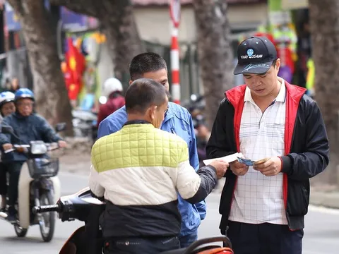 Vé "chợ đen" cao ngất ngưởng trước trận Việt Nam - Campuchia
