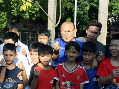 HLV Park Hang-seo "bắn tim" với trẻ em làng SOS