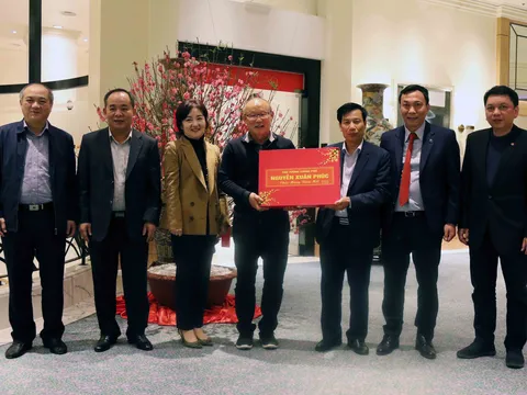 HLV Park Hang-seo nhận quà tặng của Thủ tướng