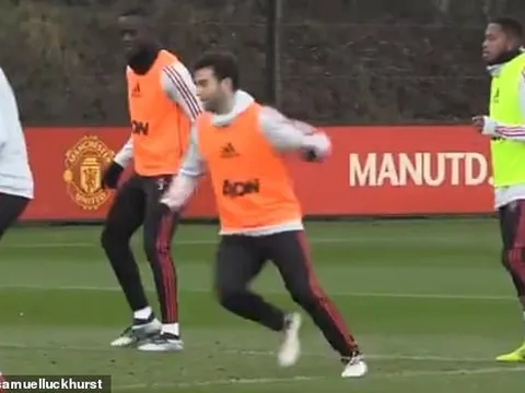 Vị khách đặc biệt gây náo loạn sân tập Man United