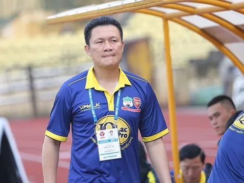 Vì sao HAGL chưa “đá” ghế HLV Nguyễn Quốc Tuấn?