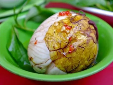 Vì sao nhiều người chọn ăn trứng vịt lộn thay vì trứng gà lộn? Sự thật gây bất ngờ