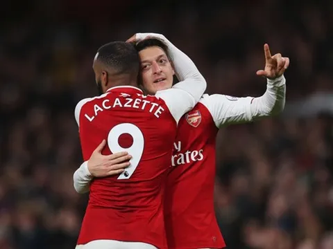 Vì sao Ozil và Lacazette bị loại khỏi đội hình Arsenal?