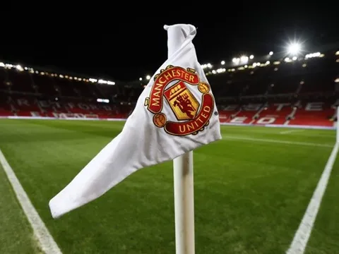 Vì sao trận MU - Valencia bị hoãn 5 phút?