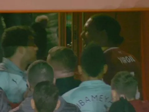 Vì sao Van Dijk và Sorkatis suýt "tẩn" nhau trong đường hầm sân Anfield?