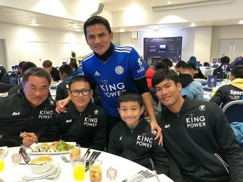 Kiatisak thương tiếc chủ tịch Leicester trước sân King Power