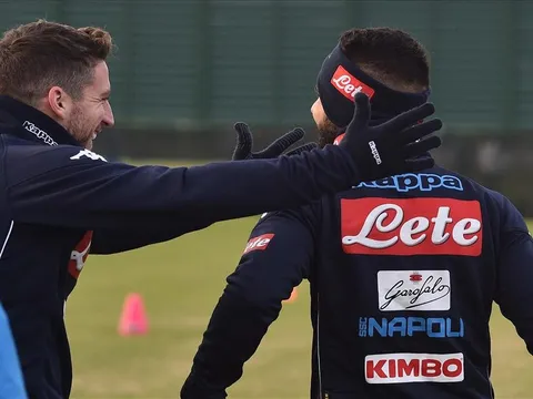 Viện binh khủng xuất hiện, Mertens mừng như 'bắt được vàng'