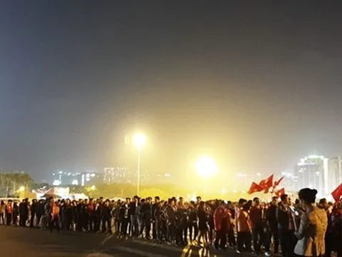 Hàng dài CĐV chờ vào sân xem tuyển Việt Nam gặp CHDCND Triều Tiên