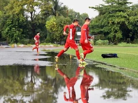 Bão số 9 khiến tuyển Việt Nam thay đổi kế hoạch đi Philippines