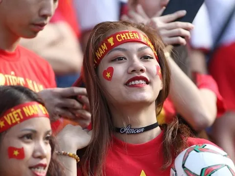 Fan nữ bốc lửa, cháy hết mình cùng Quang Hải, Công Phượng đấu Jordan