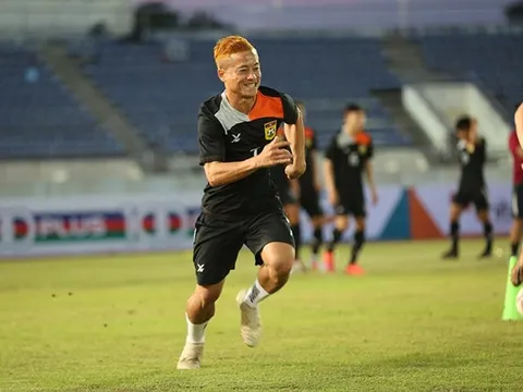 Đột nhập xem "Messi Lào" luyện công chờ đấu tuyển Việt Nam