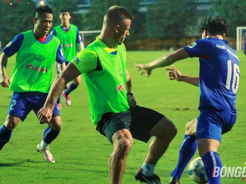 ĐT Việt Nam có thêm “ngoại binh”, Tiến Dũng bất ngờ được nhận quà