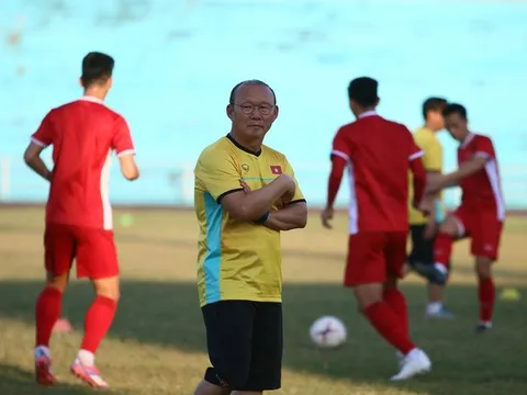 HLV Park Hang-seo âu lo ngày đầu ở Lào