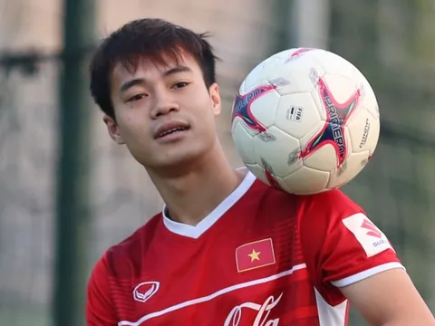 Văn Toàn vui đùa với bóng, thầy Park hỏi thăm chấn thương tay của Văn Đức