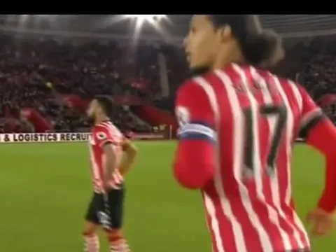 Virgil van Dijk từng khiến hàng công của Liverpool khổ sở thế nào?