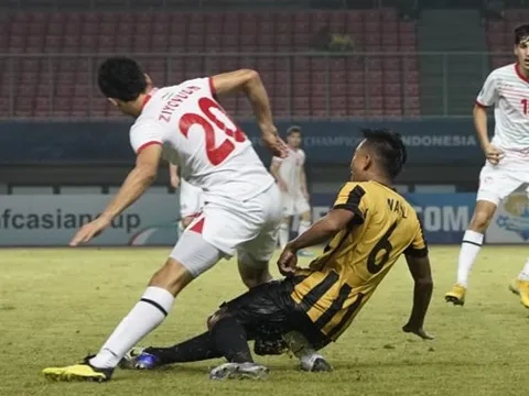 Pha vào bóng bằng hai chân của cầu thủ U19 Malaysia và cái kết kinh hoàng