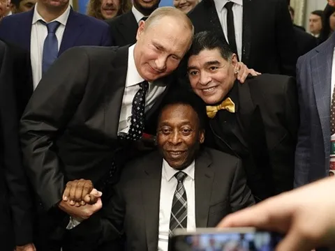 Tổng thống Putin chứng kiến Maradona hôn trán Pele ở lễ bốc thăm