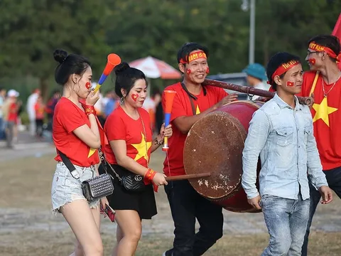 Fan nữ đánh trống cực sung, gọi tên Công Phượng, Xuân Trường