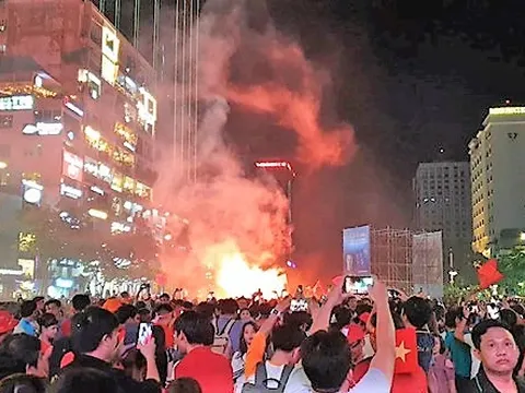 Song Đức "nổ súng" trên đất khách, CĐV quê nhà đốt pháo sáng ăn mừng