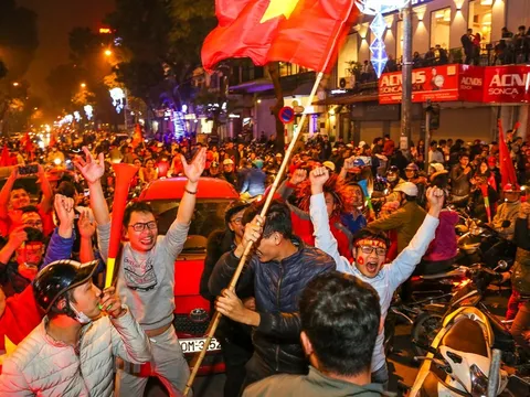 Fan ồ ạt đổ xuống đường ăn mừng chiến thắng ĐT Việt Nam