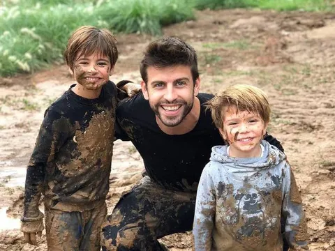 Vợ vắng nhà, bố con Pique rủ nhau... chơi dơ