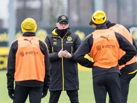 Với 'Đấng cứu thế' Peter Stoger, Dortmund tự tin vào hang Hùm