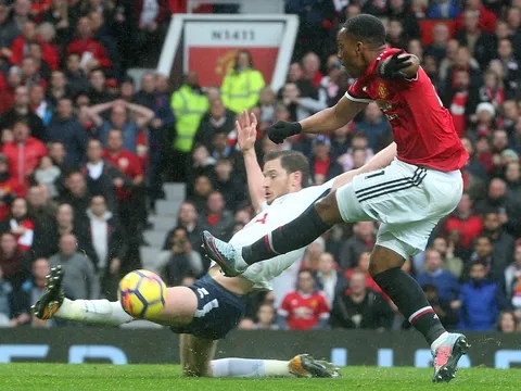 Với Mourinho, M.U có "Fergie Time" trở lại
