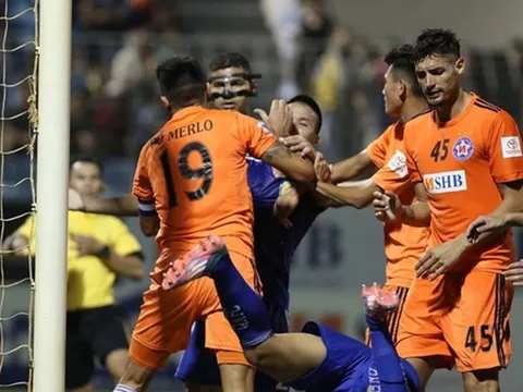 Vòng 23 V-League 2017: Bẻ còi, bạo lực và kịch tính