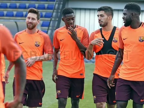 Vừa chào sân, Dembele đã kết thân với Suarez và Messi