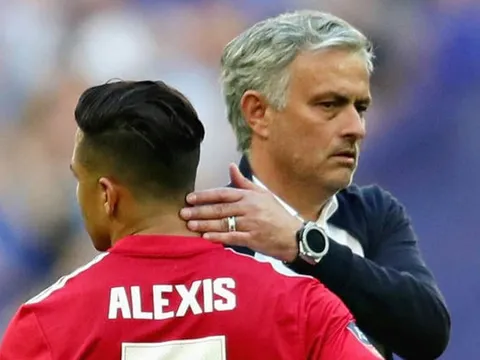 'Vừa đấm vừa xoa' Sanchez, Mourinho có ý đồ gì?