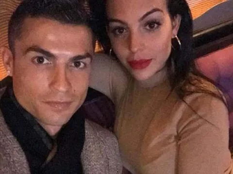 Vừa đến Tây Ban Nha, Ronaldo đã 'tự sướng' ngay với bạn gái Georgina