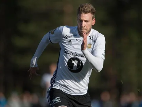 "Vua phá lưới" Bendtner ghi bàn đẹp nhất giải Na Uy
